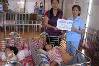Trao tiền đến bé Nhân Hậu và các cháu mồ côi