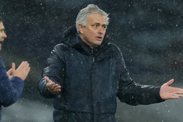Mourinho thua trận thứ ba liên tiếp: Chết chìm bởi sự... cứng nhắc
