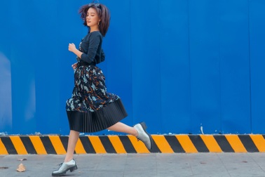 BTV Quỳnh Chi khoe giọng với hit “Phía sau một cô gái”