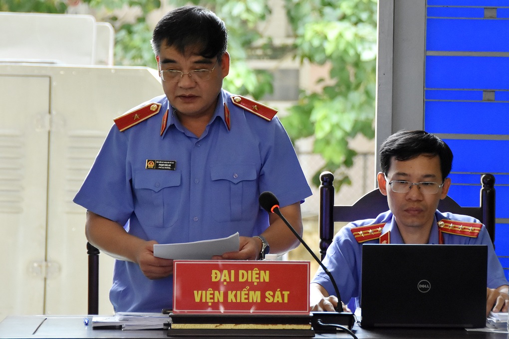 Xét xử ông trùm đường dây buôn lậu xăng dầu hơn 2.000 tỷ đồng - 3 Xét xử ông trùm đường dây buôn lậu xăng dầu hơn 2.000 tỷ đồng - 3
