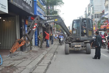 Hà Nội tăng cường cần cẩu, máy xúc "giải phóng" vỉa hè