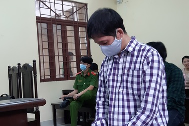 Vụ bé gái bị cha dượng hành hạ: Bị cáo nghĩ sao nếu mình bị châm thuốc lá?