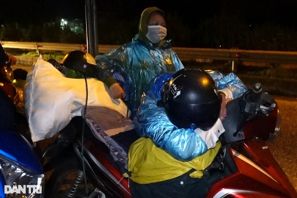 Hàng trăm người vượt 2.000 km từ ổ dịch Bình Dương đi qua Thủ đô để về quê - 4 Hàng trăm người vượt 2.000 km từ ổ dịch Bình Dương đi qua Thủ đô để về quê - 4