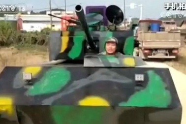 Tự chế xe tải thành xe tăng, người đàn ông bị tước bằng lái
