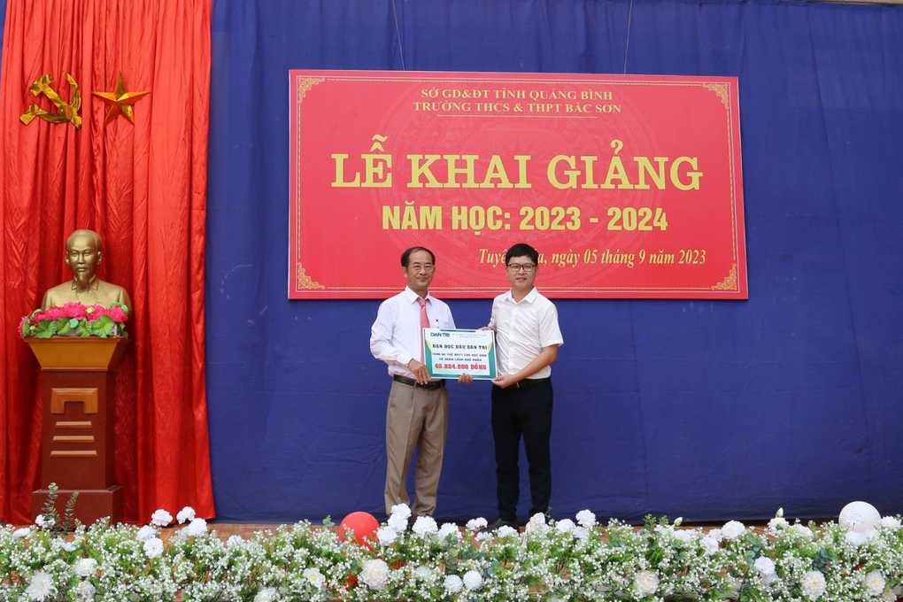 Được tặng thẻ BHYT, em có thêm tiền để mua sách vở - 3 Được tặng thẻ BHYT, em có thêm tiền để mua sách vở - 3