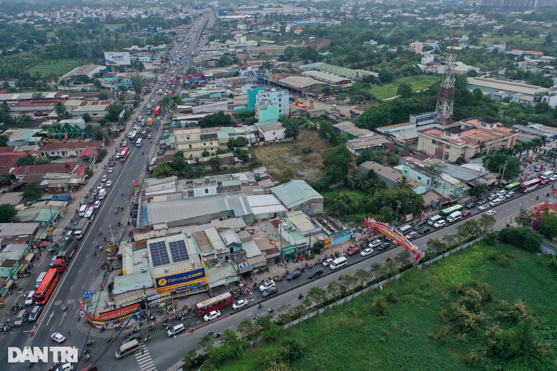 Cửa ngõ TPHCM, sân bay Tân Sơn Nhất kẹt cứng khi người dân về quê nghỉ Tết - 17 Cửa ngõ TPHCM, sân bay Tân Sơn Nhất kẹt cứng khi người dân về quê nghỉ Tết - 17