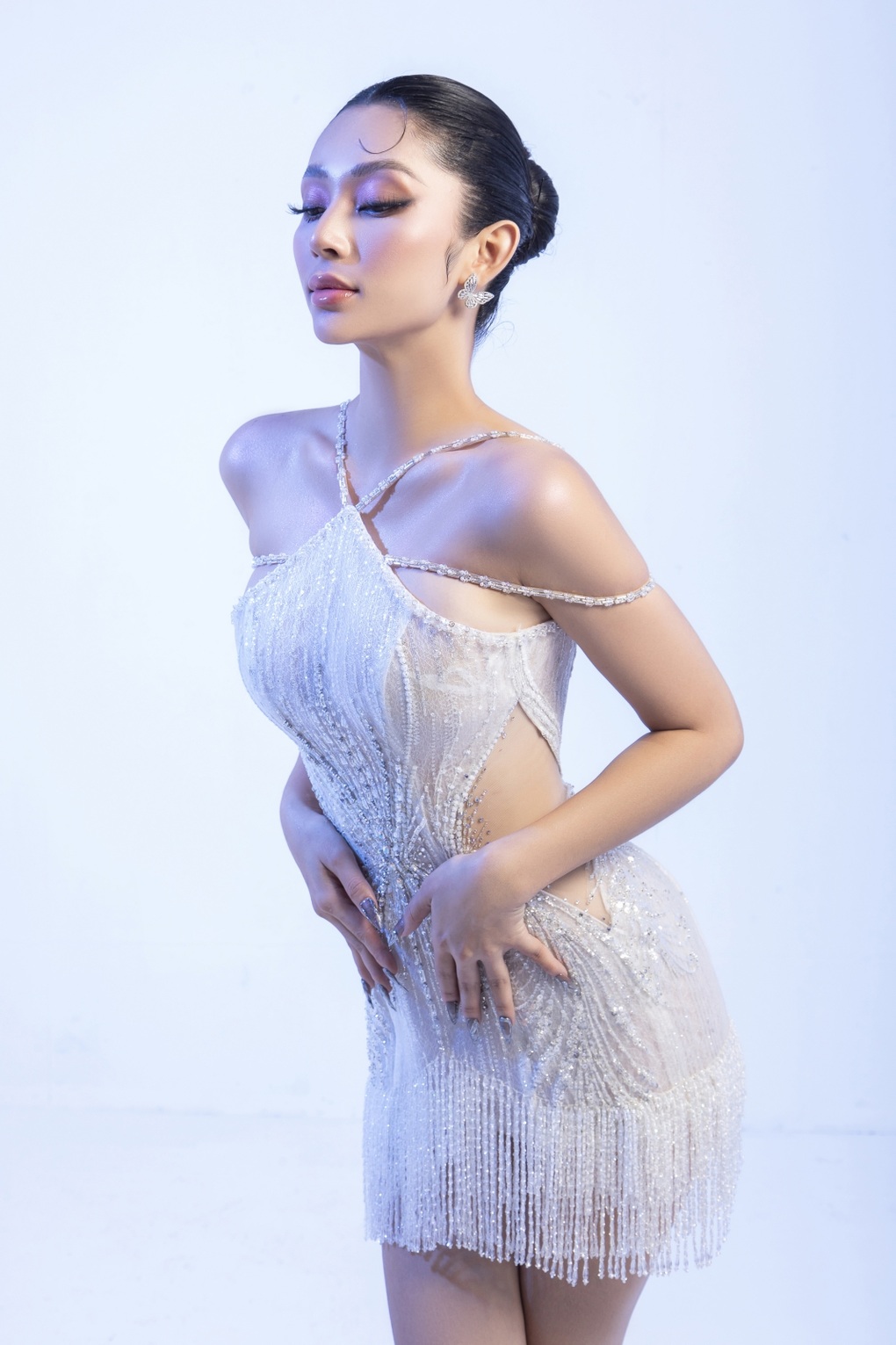 Lâm Thu Hồng khoe vóc dáng quyến rũ với đầm cắt xẻ táo bạo - 6 Lâm Thu Hồng khoe vóc dáng quyến rũ với đầm cắt xẻ táo bạo - 6