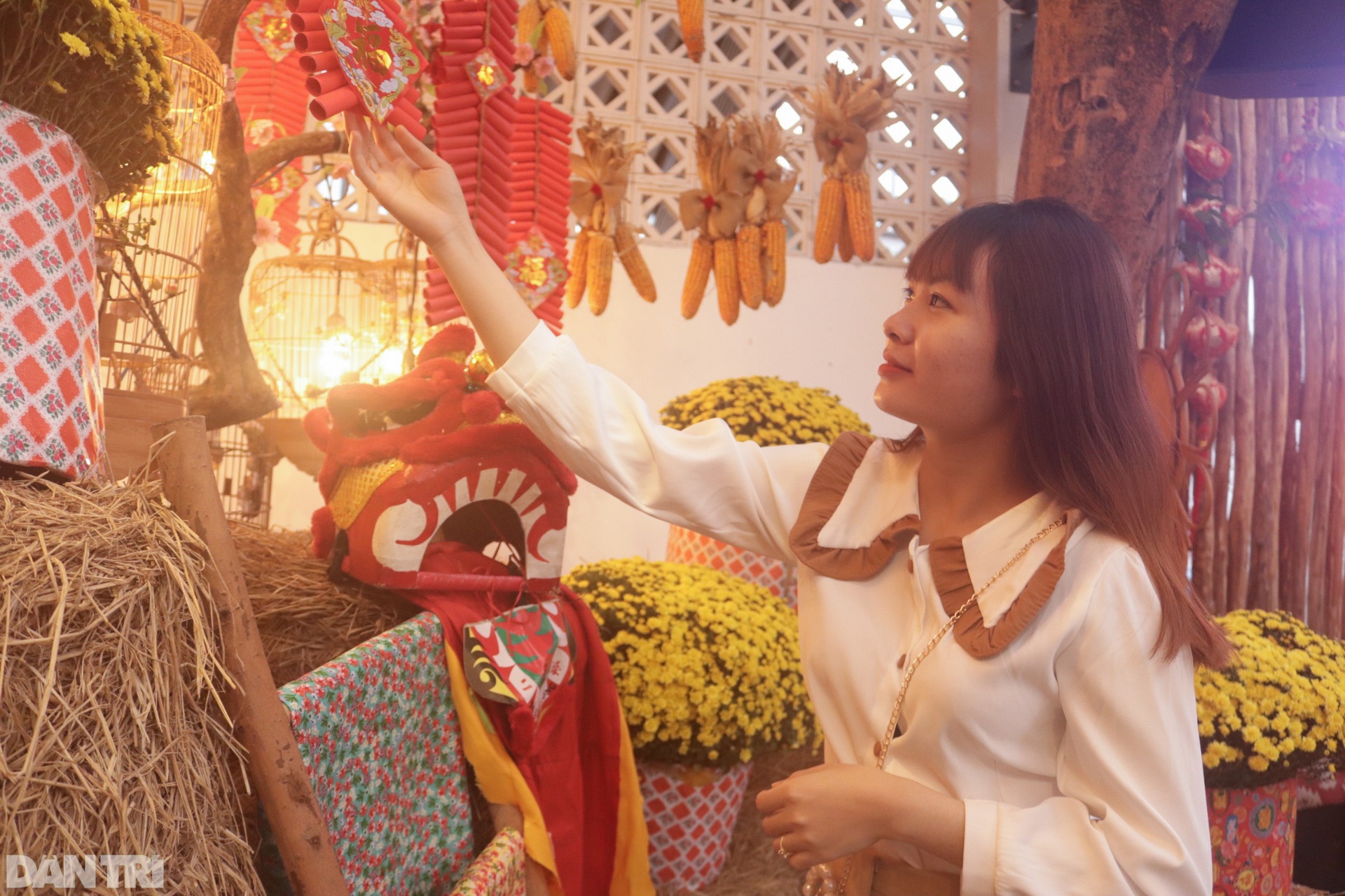 Giới trẻ Sài Gòn vui chơi, chụp hình đón Tết sớm ở quán cà phê - 11 Giới trẻ Sài Gòn vui chơi, chụp hình đón Tết sớm ở quán cà phê - 11