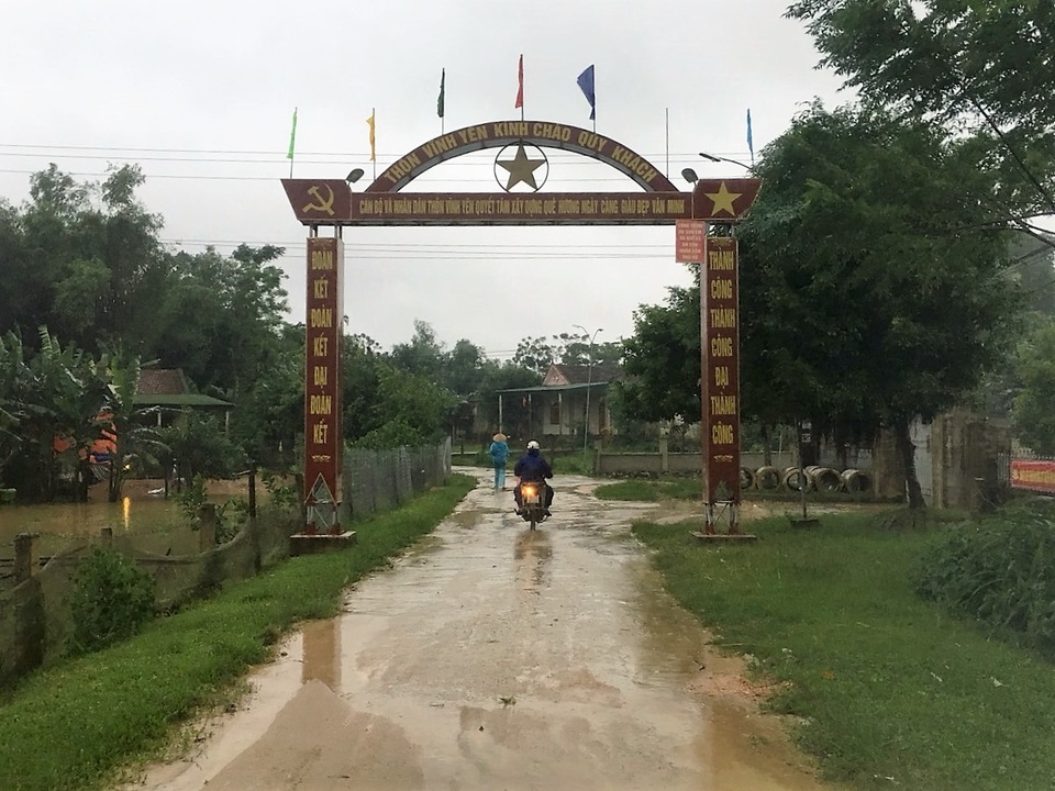 Mưa lớn, sạt lở nuốt đường bê tông - 3 Mưa lớn, sạt lở nuốt đường bê tông - 3