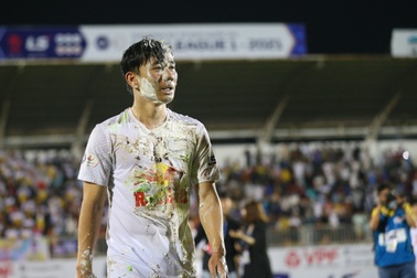 "Ngôi sao" của HA Gia Lai được "thưởng" nguyên... chiếc bánh kem