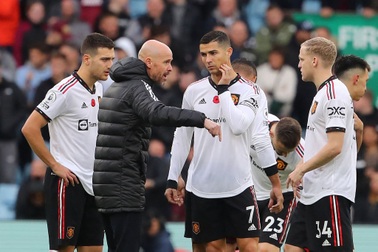 HLV Ten Hag đáp trả Cristiano Ronaldo, tiết lộ góc khuất ở Man Utd