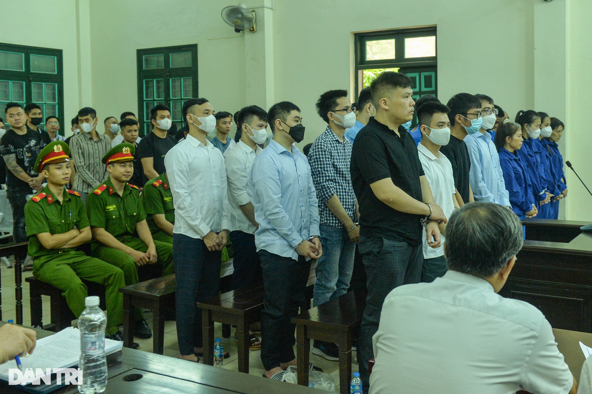 Xử đường dây đánh bạc nghìn tỷ: Người thân bị cáo ôm hàng rào sắt ngóng tin - 3 Xử đường dây đánh bạc nghìn tỷ: Người thân bị cáo ôm hàng rào sắt ngóng tin - 3