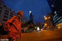 Những mảnh đời lang thang giữa tâm dịch Sài Gòn