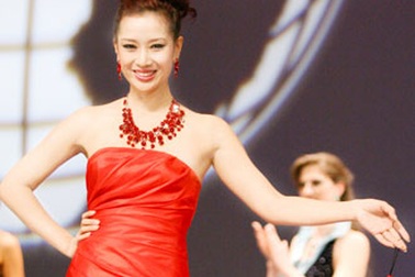 Á hậu Mrs World Thu Hương “lộ” cách tắm trắng