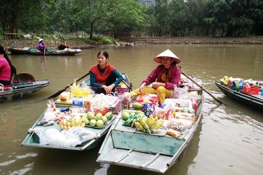 Độc đáo chợ nổi ở "vịnh Hạ Long trên cạn"