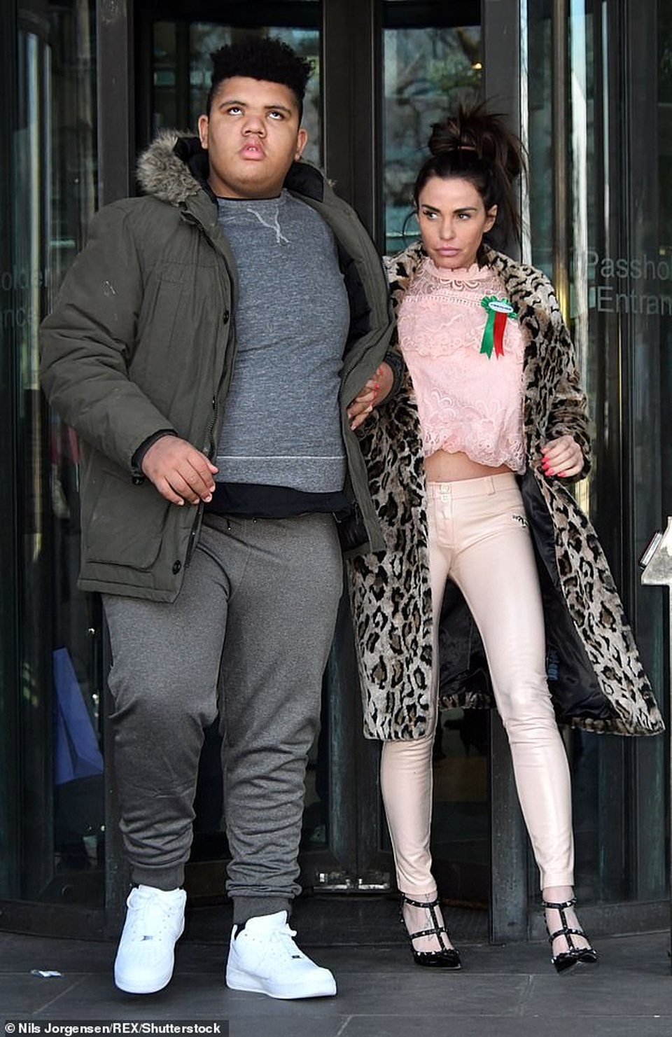 Katie Price tiết lộ con trai đập phá khi bị cấm ăn - 5 Katie Price tiết lộ con trai đập phá khi bị cấm ăn - 5