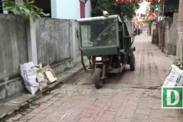 Dân làng Đinh Xá vui vẻ đi thu gom rác, làm sạch môi trường