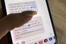 Một ngân hàng "quay xe" hoãn tăng phí SMS Banking