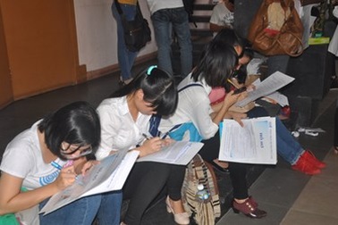 Cử nhân làm phục vụ nhà hàng