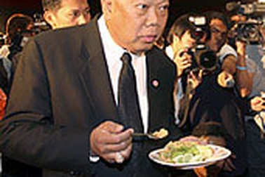 Đam mê nấu ăn "đốt cháy" sự nghiệp của Thủ tướng Thái Lan?