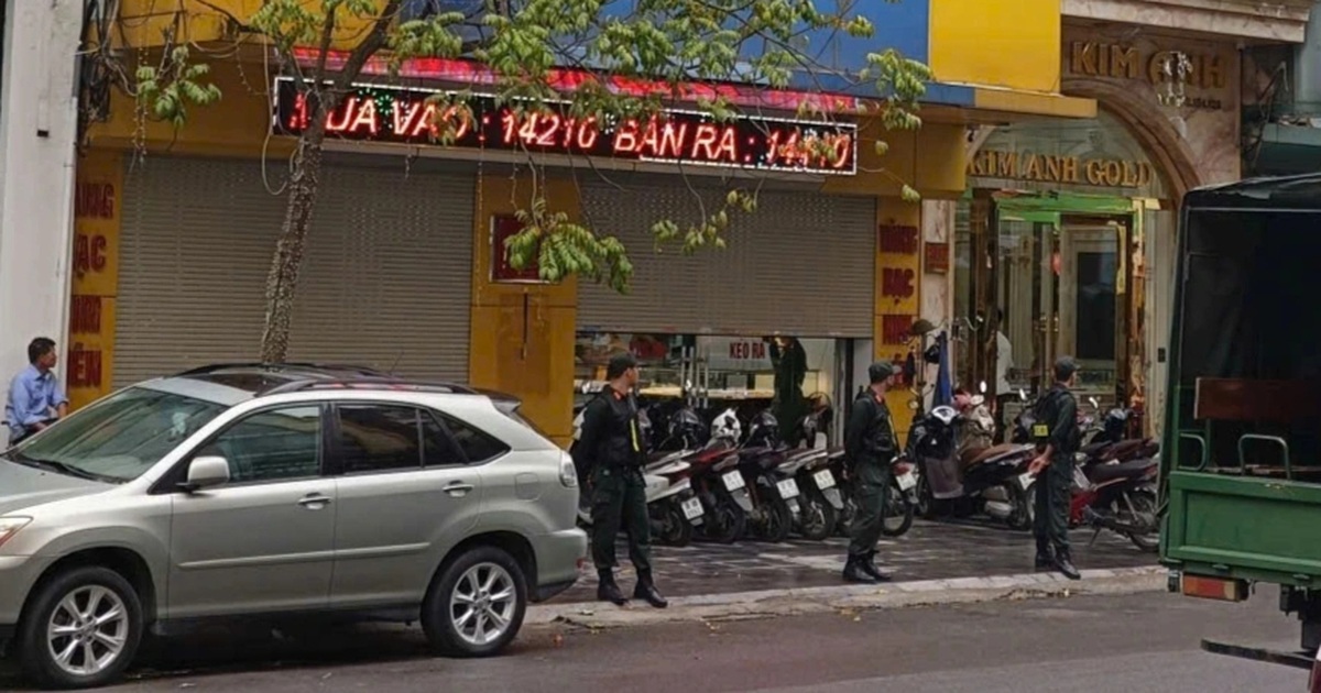 Cảnh sát phong tỏa đường, khám xét một số tiệm vàng ở Thanh Hóa