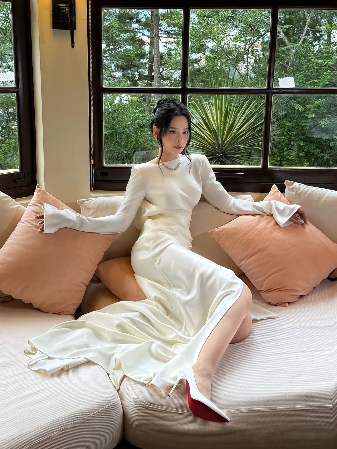 Chi Pu lọt thỏm giữa dàn người đẹp cao 1,7m nhưng vẫn trở thành tâm điểm - 5 Chi Pu lọt thỏm giữa dàn người đẹp cao 1,7m nhưng vẫn trở thành tâm điểm - 5