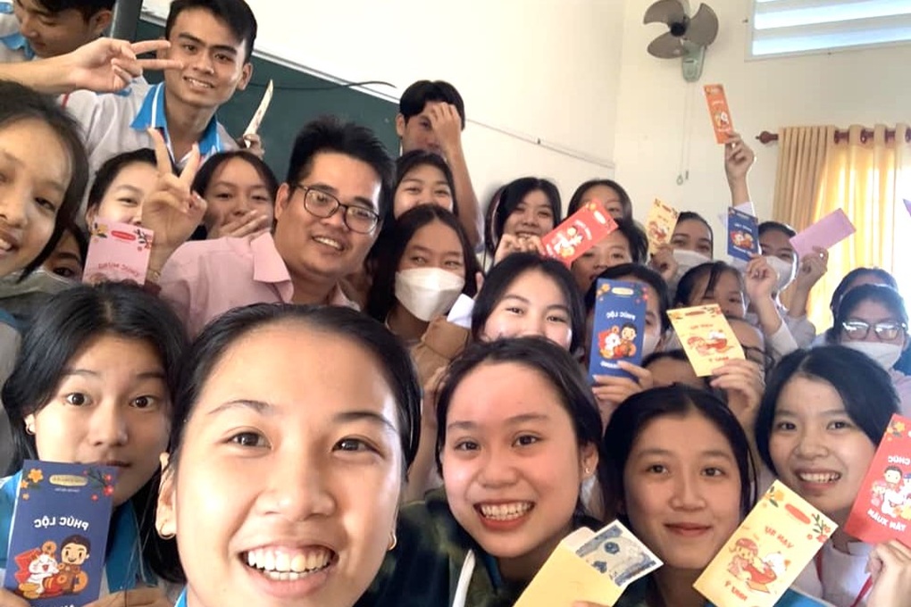 Thầy giáo ở Cà Mau trích tiền lương lì xì Tết cho học sinh - 2 Thầy giáo ở Cà Mau trích tiền lương lì xì Tết cho học sinh - 2