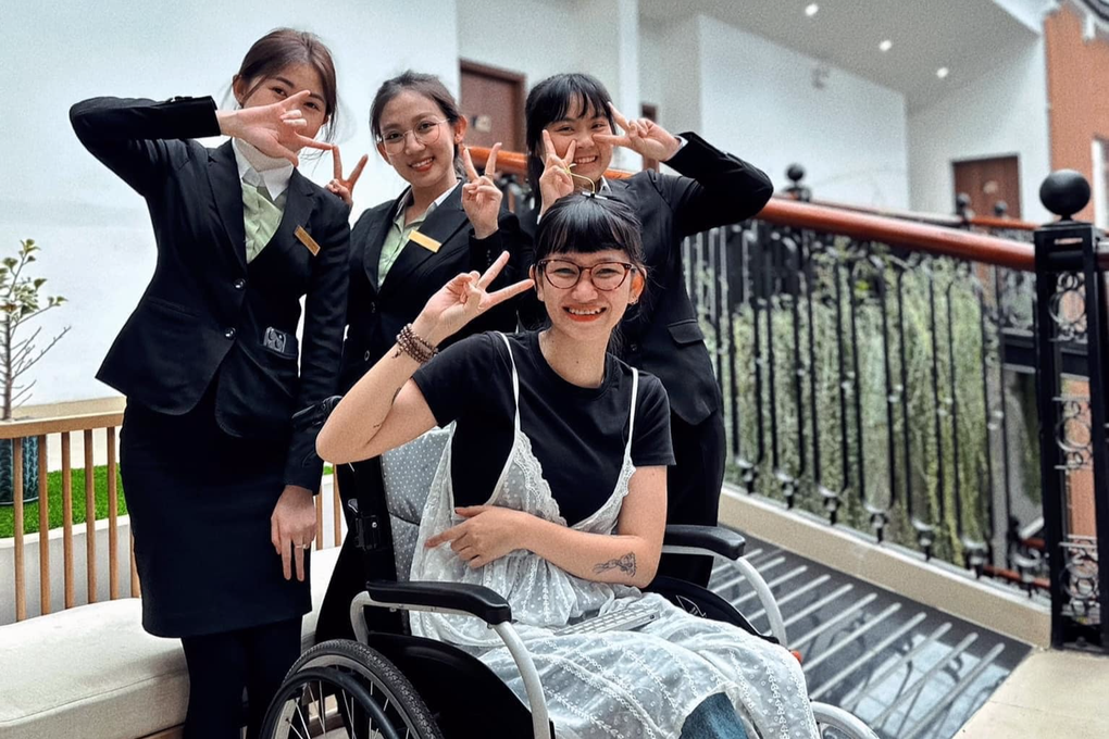 Đi Đà Lạt sau tai nạn ngồi xe lăn, cô gái bật khóc vì điều không ngờ tới - 3 Đi Đà Lạt sau tai nạn ngồi xe lăn, cô gái bật khóc vì điều không ngờ tới - 3