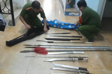 Bị dừng xe, 3 hành khách bung cửa taxi bỏ chạy