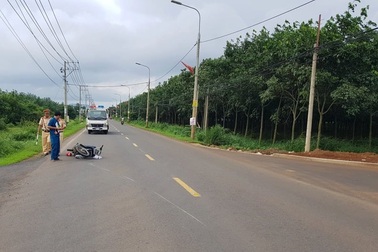 Bị dừng xe vì không đội mũ bảo hiểm, người đàn ông tông thằng vào CSGT