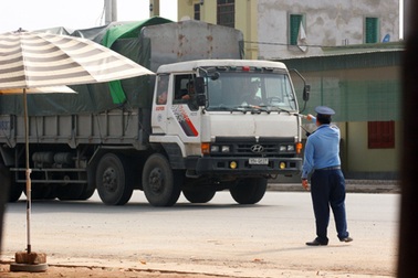 Vây bắt chiếc xe “siêu khủng” vượt trạm cân vào nửa đêm