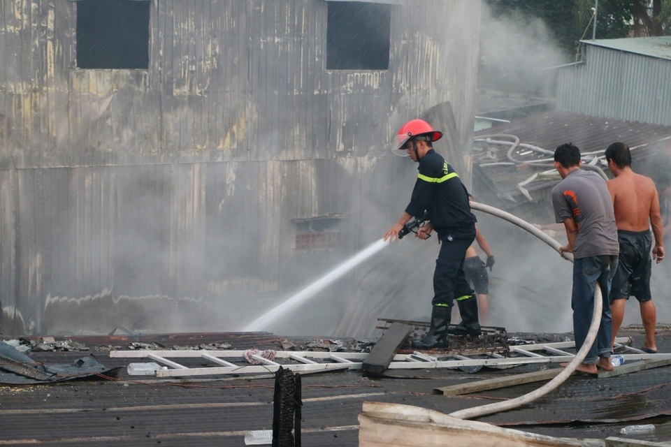 Cháy lớn làm thiệt hại 8 căn nhà - 3 Cháy lớn làm thiệt hại 8 căn nhà - 3