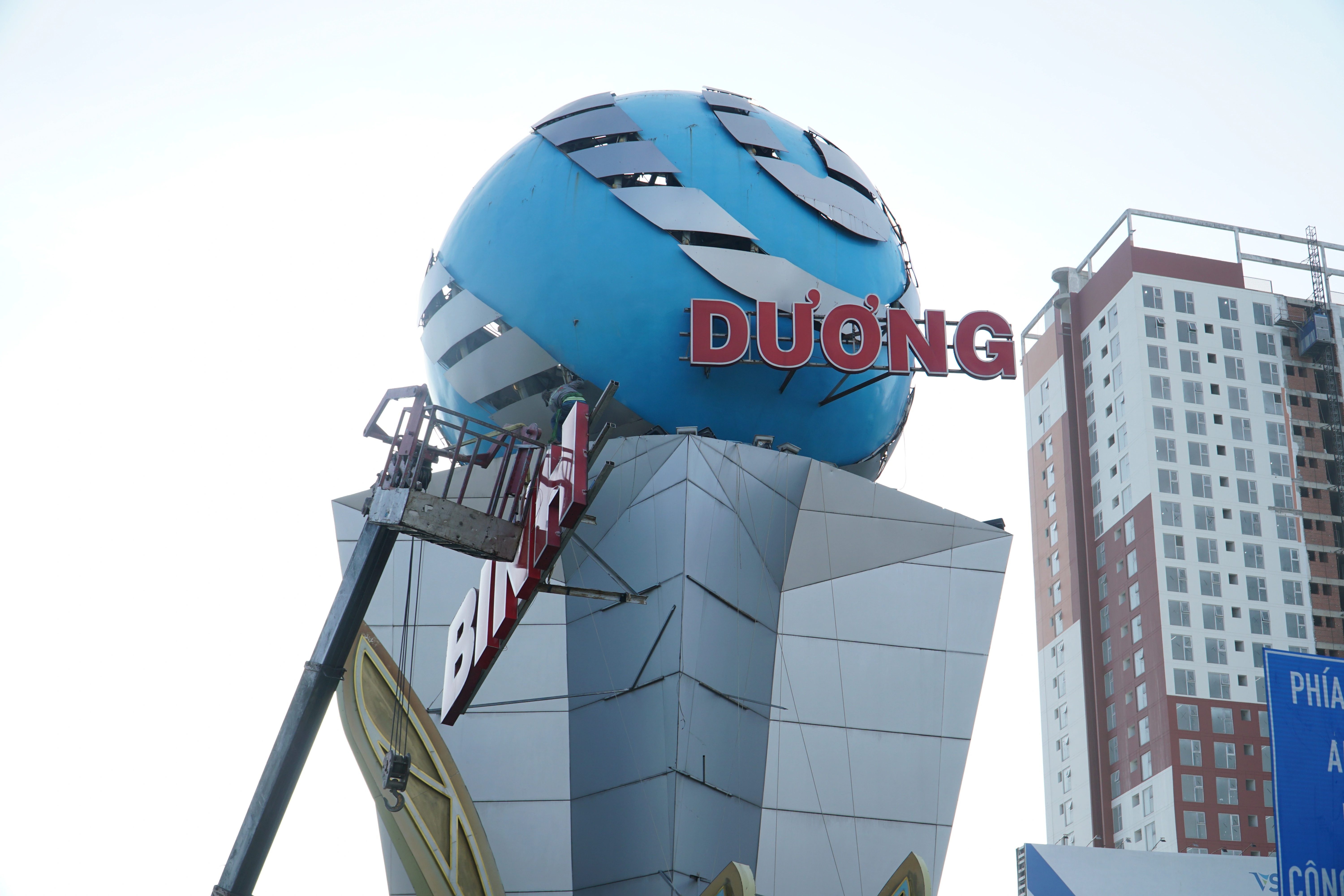 Tháo dỡ chữ Bình Dương trên các cổng chào - 1