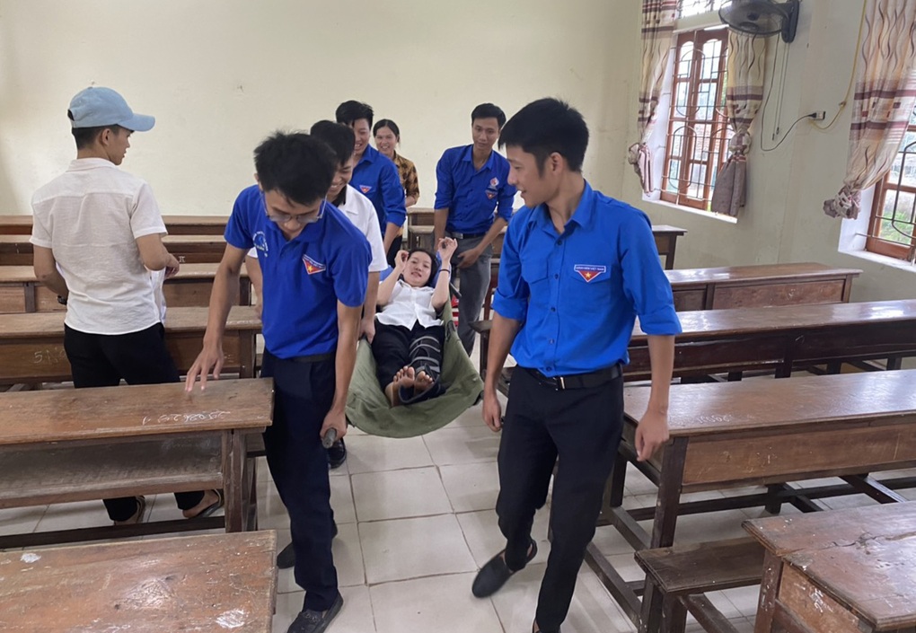 Taxi 0 đồng chở thí sinh tai nạn gãy khớp háng đến điểm thi - 2 Taxi 0 đồng chở thí sinh tai nạn gãy khớp háng đến điểm thi - 2