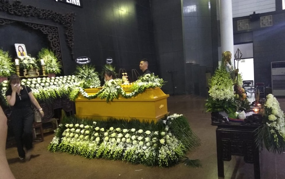Ngập tràn nước mắt và hoa trắng trong đám tang MC Diệu Linh - 10 Ngập tràn nước mắt và hoa trắng trong đám tang MC Diệu Linh - 10