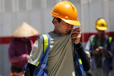 Người lao động trần mình dưới nắng nóng 45 độ C