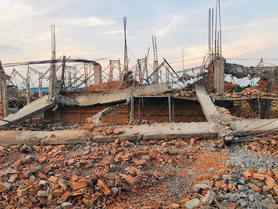 Thủ tướng yêu cầu khẩn trương điều tra vụ sập tường khiến 10 người chết - 1 Thủ tướng yêu cầu khẩn trương điều tra vụ sập tường khiến 10 người chết - 1