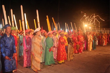 Đặc sắc lễ cầu ngư và đua thuyền truyền thống