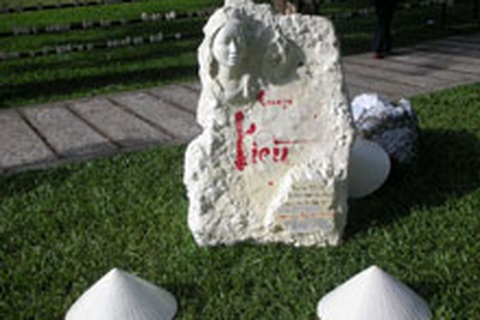 Truyện Kiều trên đá và bộ tranh làm từ cánh bướm