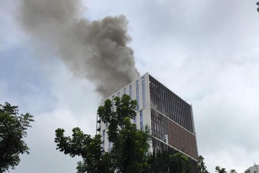 Hà Nội: Cháy công trình cao ốc đang xây, công nhân hoảng hốt bỏ chạy