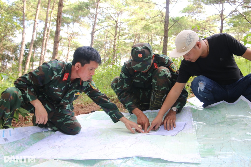 Tiếng khóc qua điện thoại tiếp động lực tìm kiếm hài cốt liệt sĩ - 4