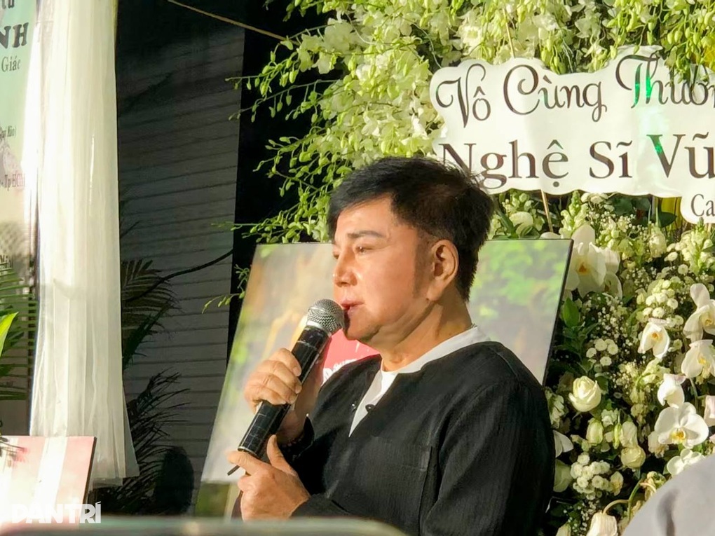 Đêm tiễn Vũ Linh: Ngọc Huyền ngất xỉu, hàng ngàn người xem hát đến 1h sáng - 6 Đêm tiễn Vũ Linh: Ngọc Huyền ngất xỉu, hàng ngàn người xem hát đến 1h sáng - 6