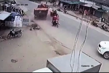 Cú bẻ lái tài tình của tài xế xe tải tránh thương vong cho nhiều người