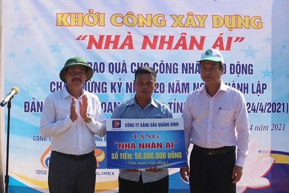 Hỗ trợ xây nhà nhân ái và tặng quà cho công nhân lao động khó khăn - 1 Hỗ trợ xây nhà nhân ái và tặng quà cho công nhân lao động khó khăn - 1