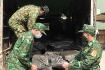 Nhóm người bỏ chạy để lại 1 tấn chân gà đông lạnh ở vùng biên