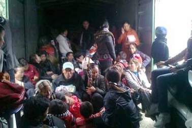 Vạ vật cùng rác rưởi trong chuyến tàu Tết