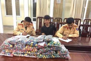 Học sinh lớp 11 dùng xe đạp điện vận chuyển 2300 quả pháo bi