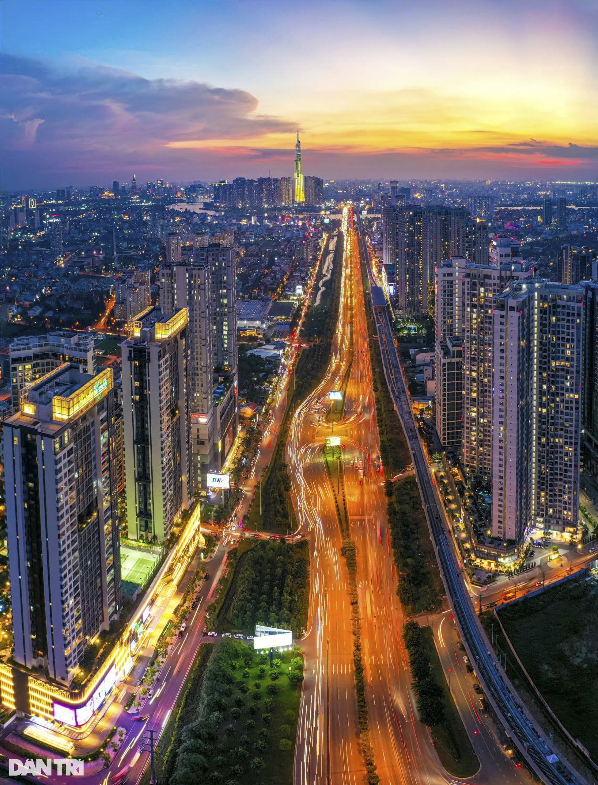 Người dân TPHCM săn lùng góc chụp đoàn tàu metro chạy thử - 4 Người dân TPHCM săn lùng góc chụp đoàn tàu metro chạy thử - 4