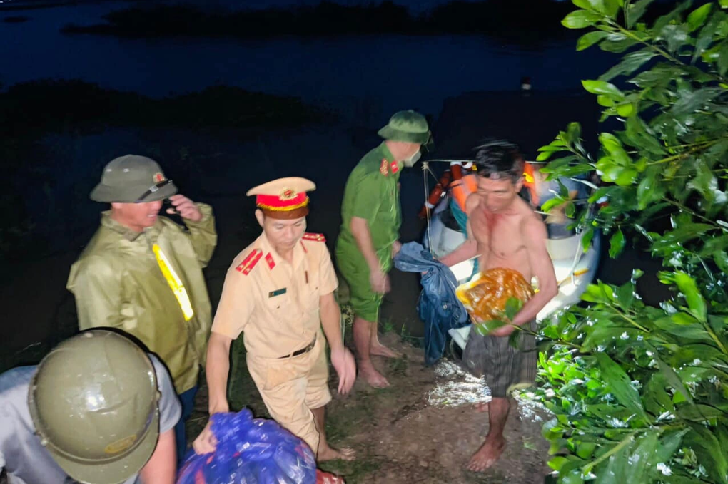 Nước lũ dâng cao, 9 công nhân thi công cao tốc Bắc - Nam bị cô lập - 1 Nước lũ dâng cao, 9 công nhân thi công cao tốc Bắc - Nam bị cô lập - 1