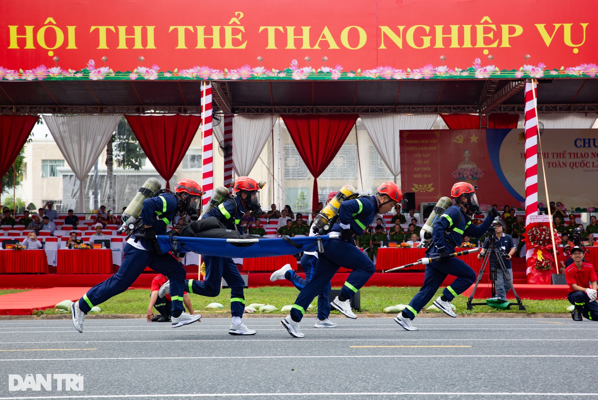 Nảy lửa ở hội thi thể thao nghiệp vụ cứu nạn, cứu hộ tại TPHCM - 6 Nảy lửa ở hội thi thể thao nghiệp vụ cứu nạn, cứu hộ tại TPHCM - 6